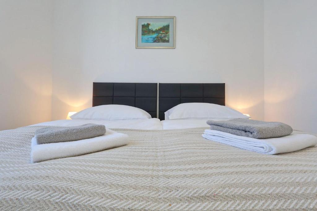 Postel nebo postele na pokoji v ubytování Apartments Lisac