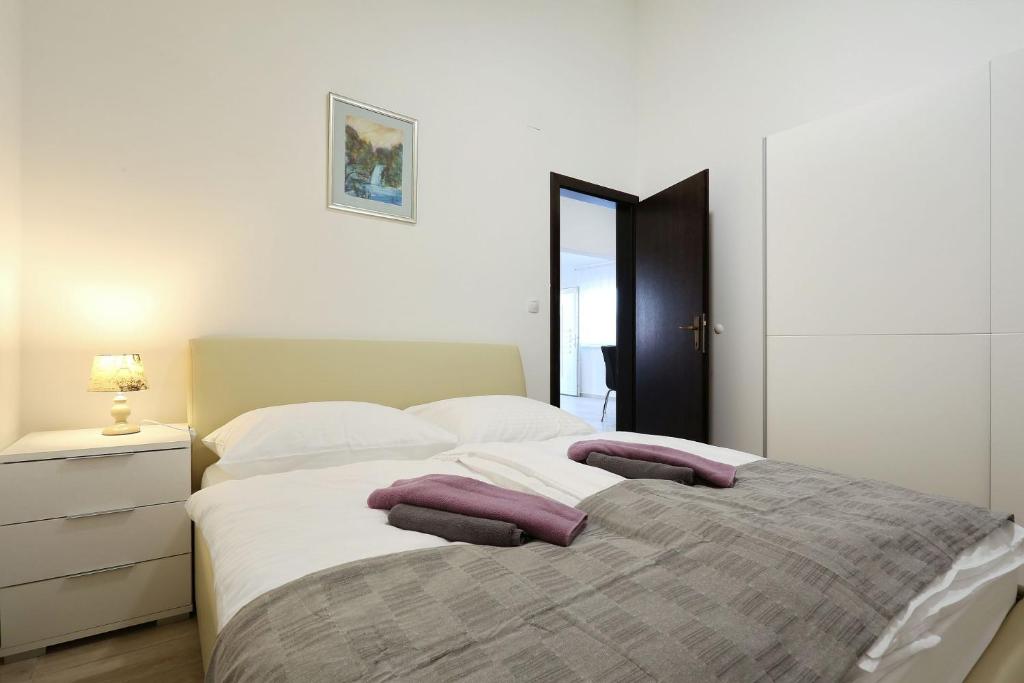 Postel nebo postele na pokoji v ubytování Apartments Lisac