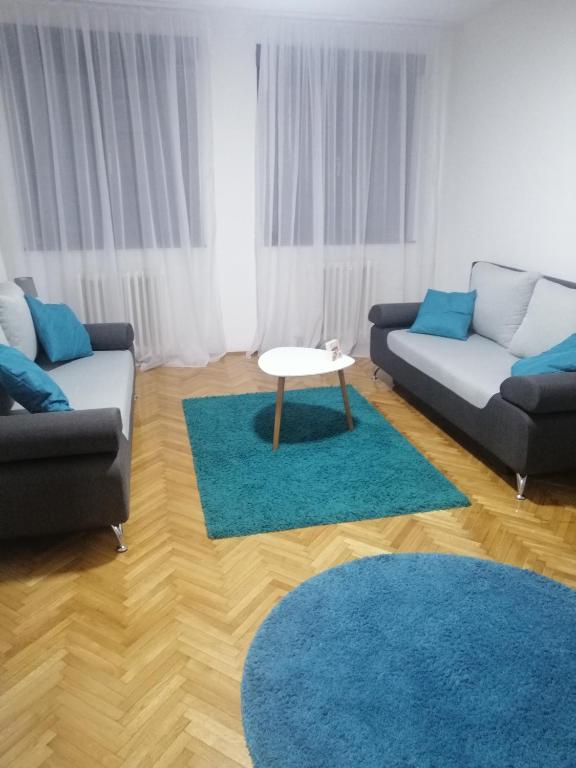 een woonkamer met 2 banken en een tafel bij LARA in Užice