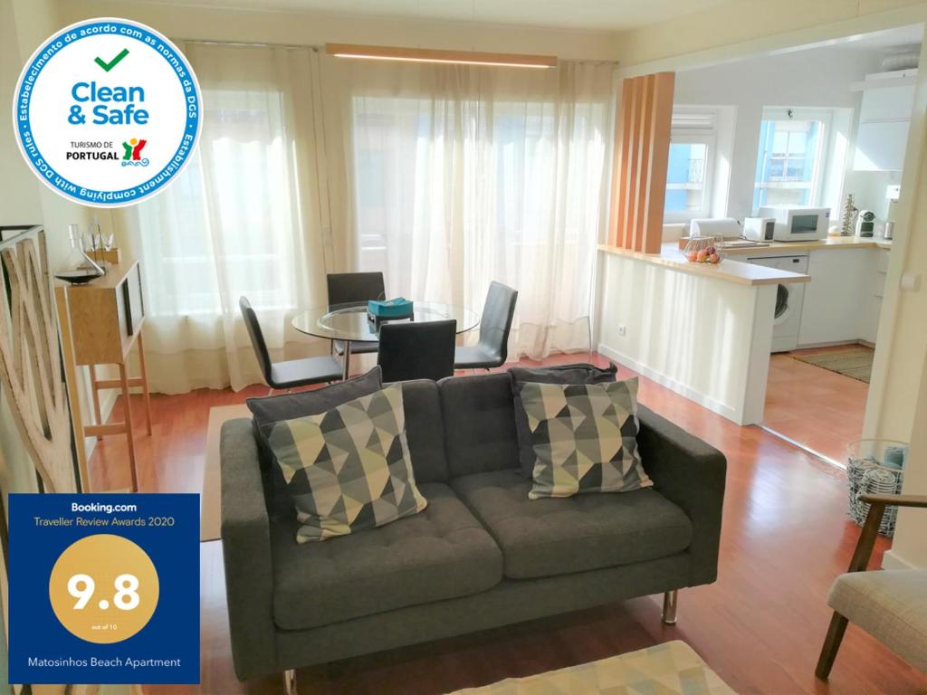 een woonkamer met een bank en een eetkamer bij Matosinhos Beach Apartment in Matosinhos