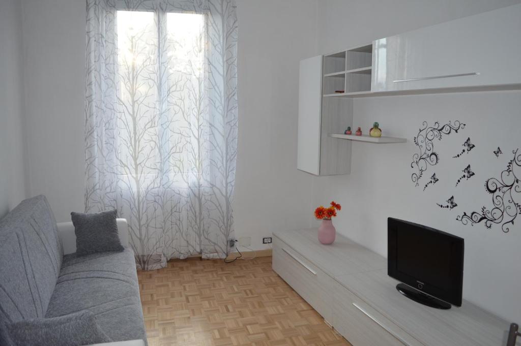 a living room with a couch and a television at Sweet Home Sara in Ovada