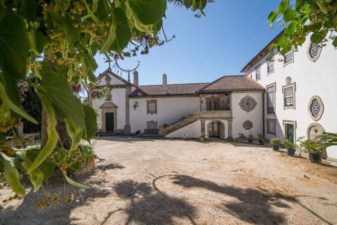 a large white house with a large driveway at Quinta de Santa Júlia in Peso da Régua