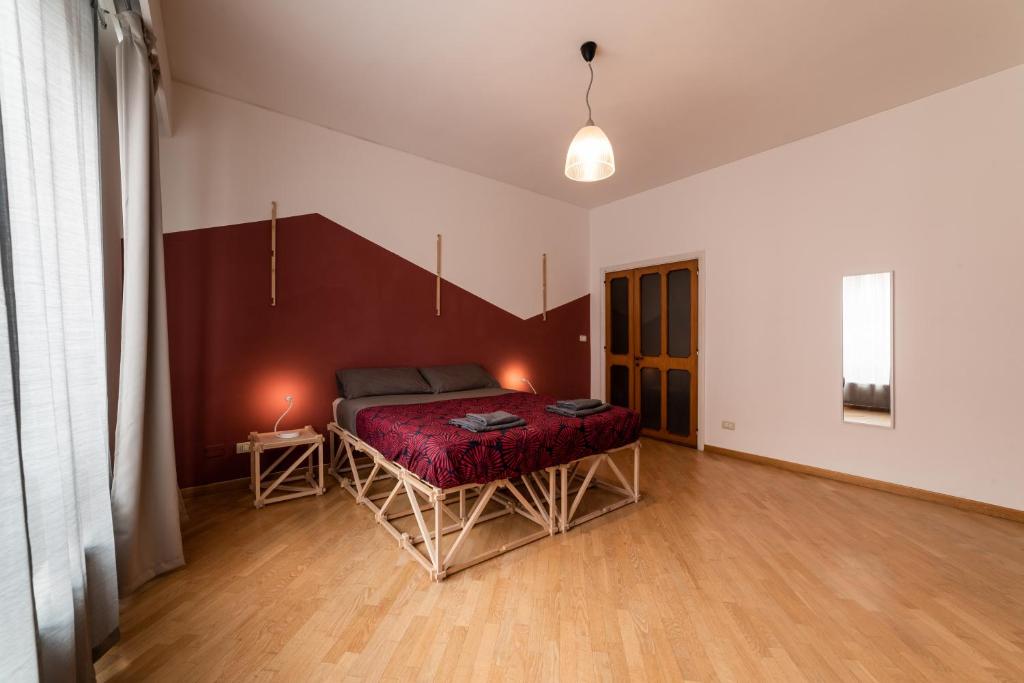 ein Zimmer mit einem Bett in der Mitte eines Zimmers in der Unterkunft Emanuele Guest House in Bari