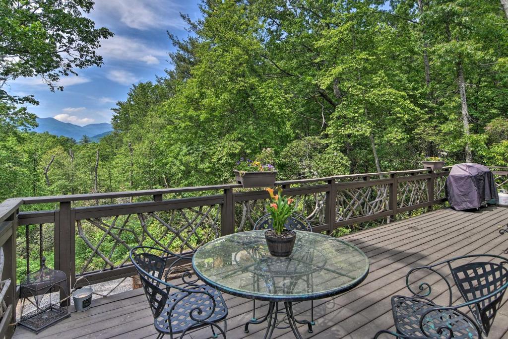 una mesa de cristal y sillas en una terraza de madera en Black Mountain Saddle Lodge - 17 Mi to Asheville en Black Mountain