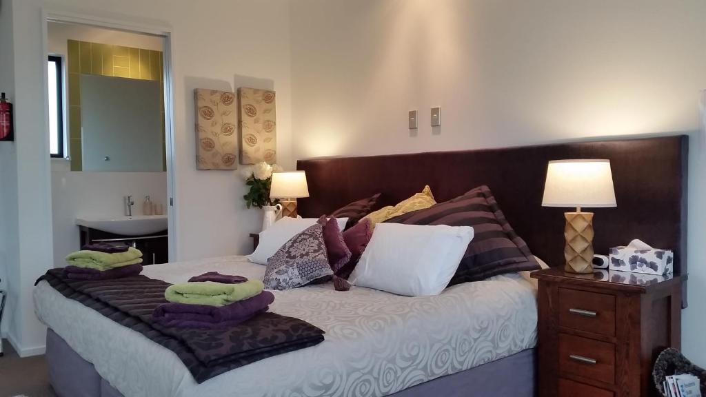 Un dormitorio con una cama grande con almohadas. en West Melton Bed and Breakfast, en West Melton