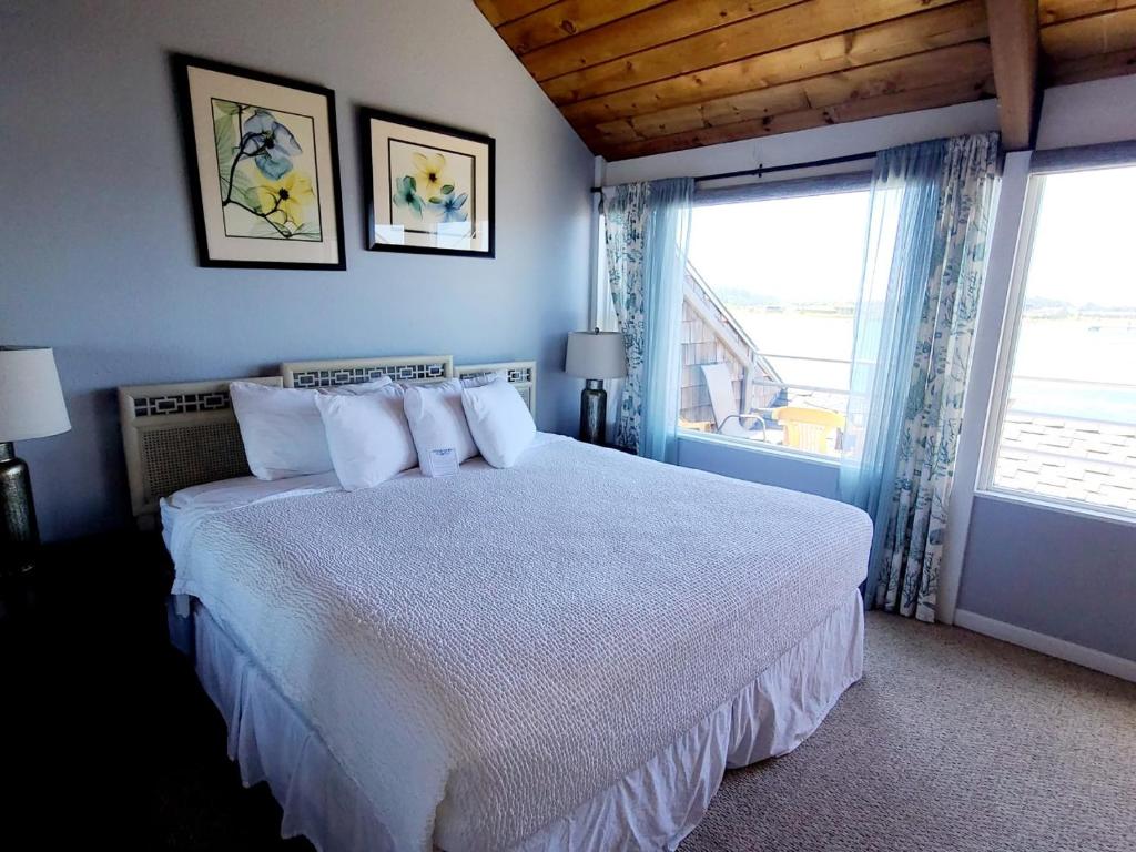 Postel nebo postele na pokoji v ubytování Embarcadero Resort