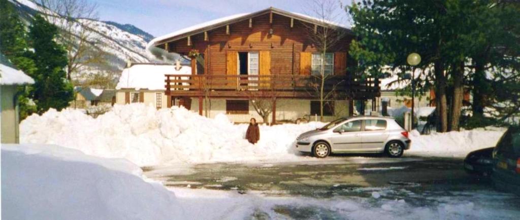 une voiture garée devant une maison recouverte de neige dans l'établissement Maison de 2 chambres avec vue sur la ville et jardin a Loudenvielle a 5 km des pistes, à Loudenvielle