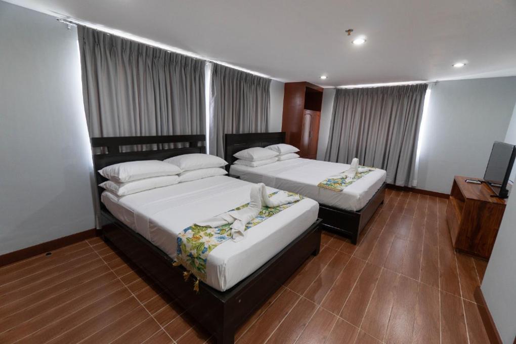 Postel nebo postele na pokoji v ubytování One Averee Bay Hotel