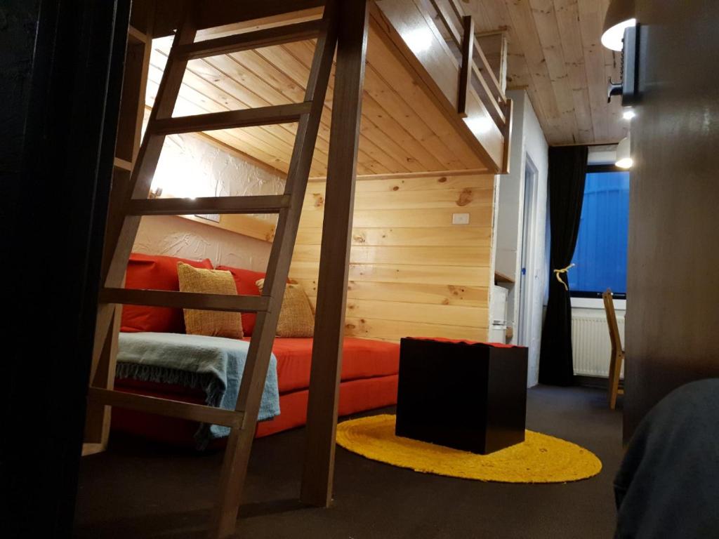 Łóżko lub łóżka piętrowe w pokoju w obiekcie Cosy Apartment Tara Edelweiss at Skiing Resort of Falls Creek