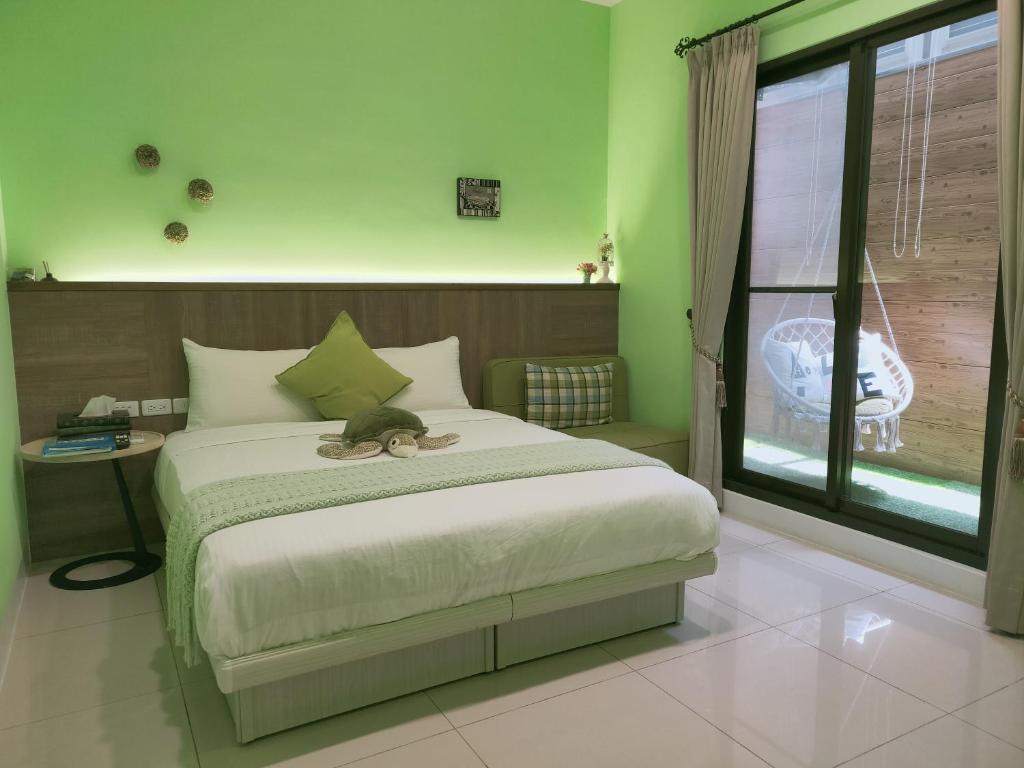 een slaapkamer met een bed met een knuffeldier erop bij Mysig in Luodong