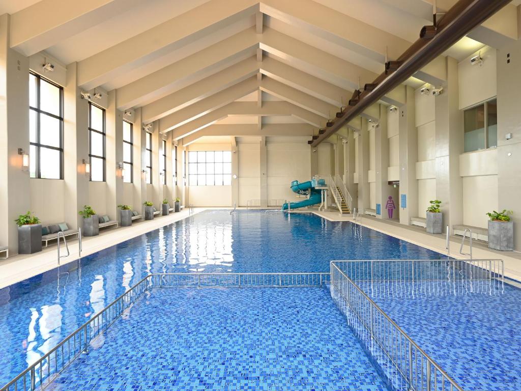 Bazén v ubytování FUSAKI BEACH RESORT HOTEL & VILLAS nebo v jeho okolí