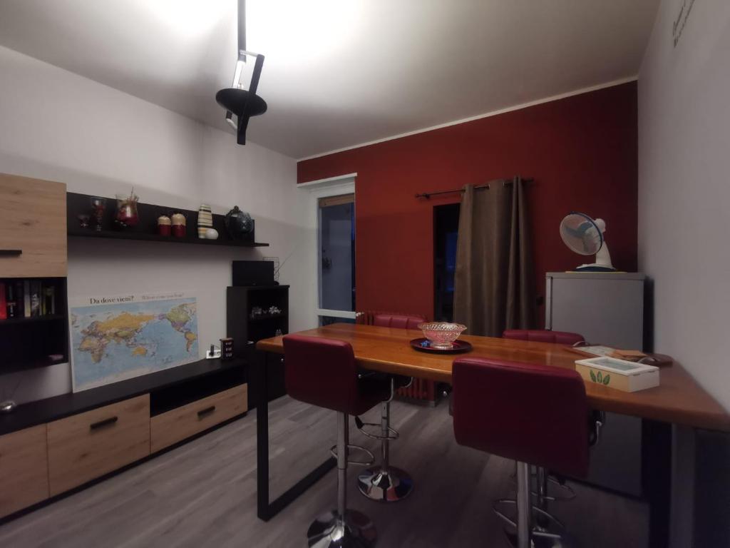 Habitación con mesa de madera y paredes rojas. en I Sogni Di Leo en Turín