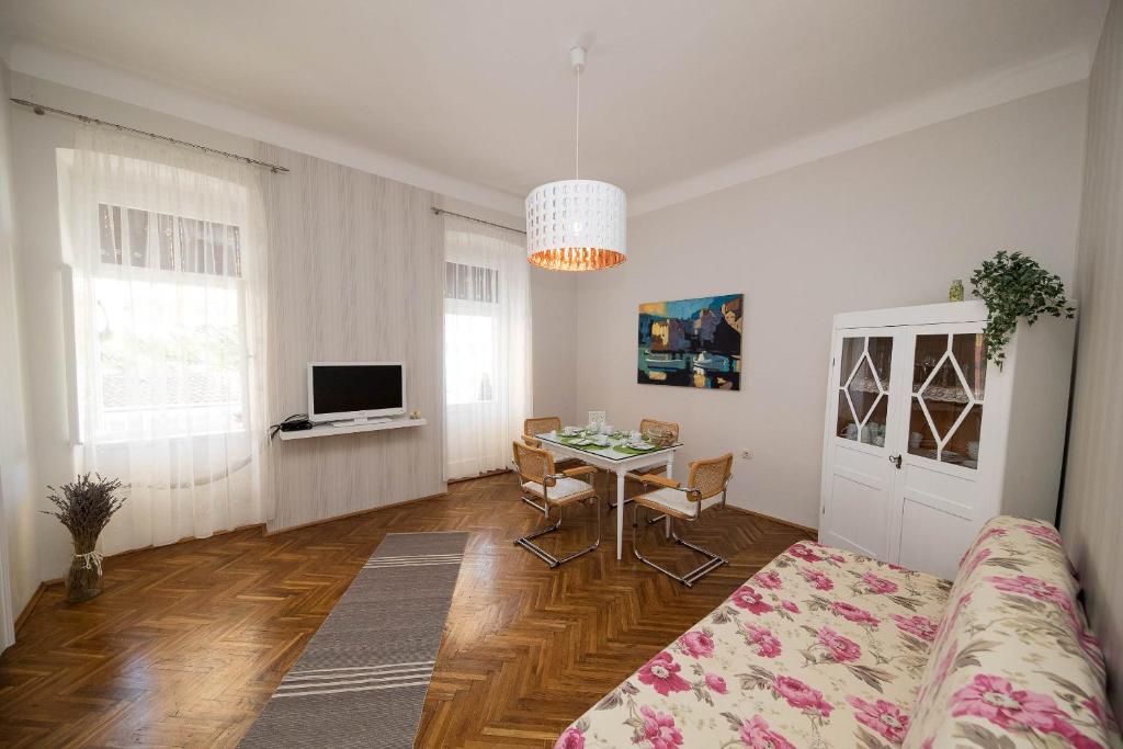 Televízia a/alebo spoločenská miestnosť v ubytovaní Apartmani Marion Crikvenica