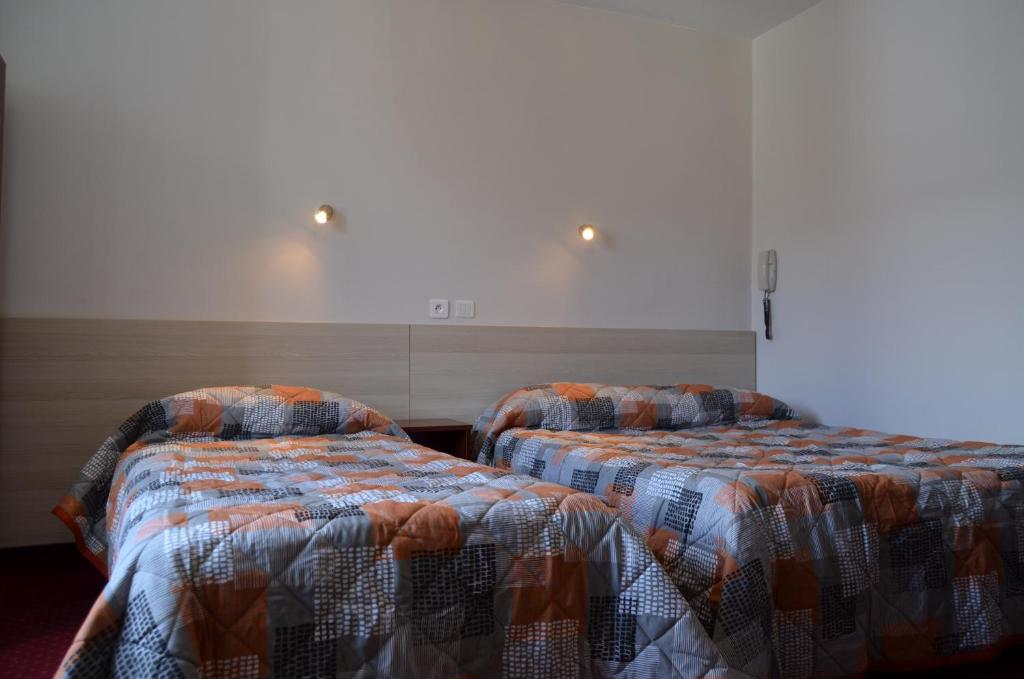 Postel nebo postele na pokoji v ubytování Hôtel Montfort