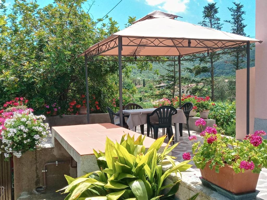 un patio con mesa y sombrilla en CASA GAIA 3, en Portoferraio