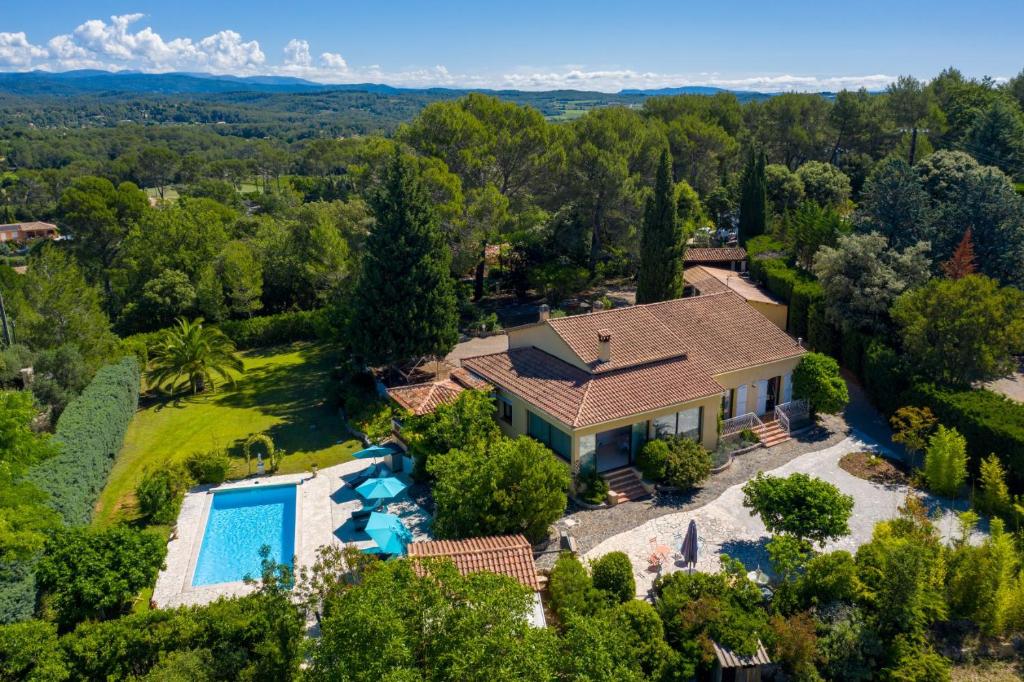 una vista aérea de una casa con piscina en Hôtes'Antic Provence, en Lorgues
