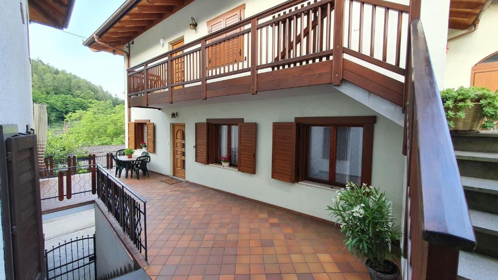 an external view of a house with a balcony at MeloSogno in Pergine Valsugana