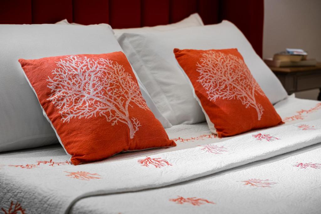 Łóżko lub łóżka w pokoju w obiekcie Onda Marina Rooms