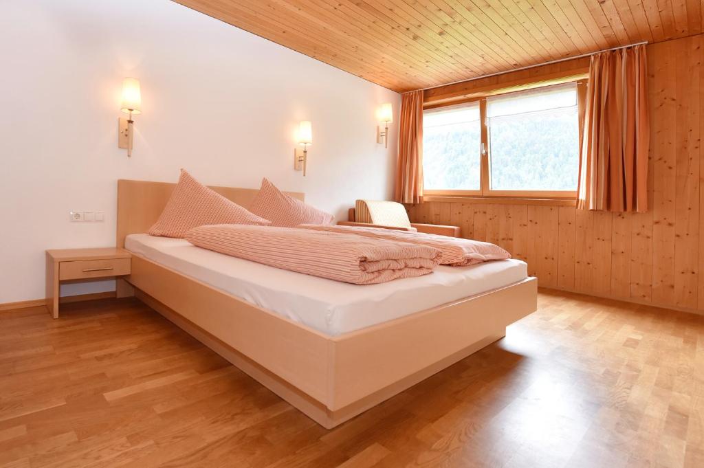 Una cama o camas en una habitación de Panoramahof Eggele