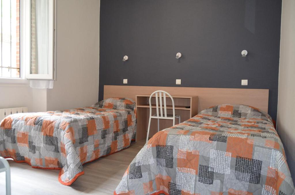 Postel nebo postele na pokoji v ubytování Hôtel Montfort