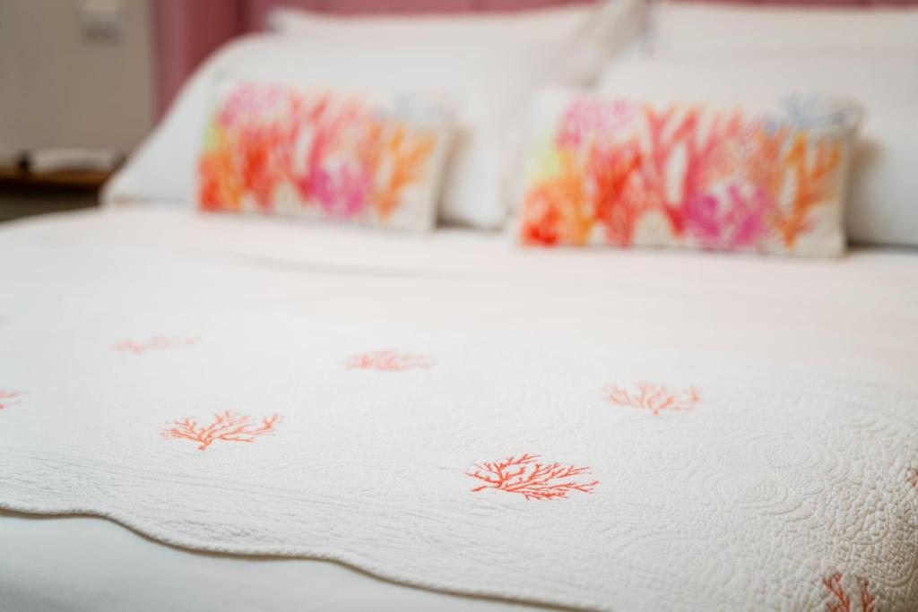 Łóżko lub łóżka w pokoju w obiekcie Onda Marina Rooms