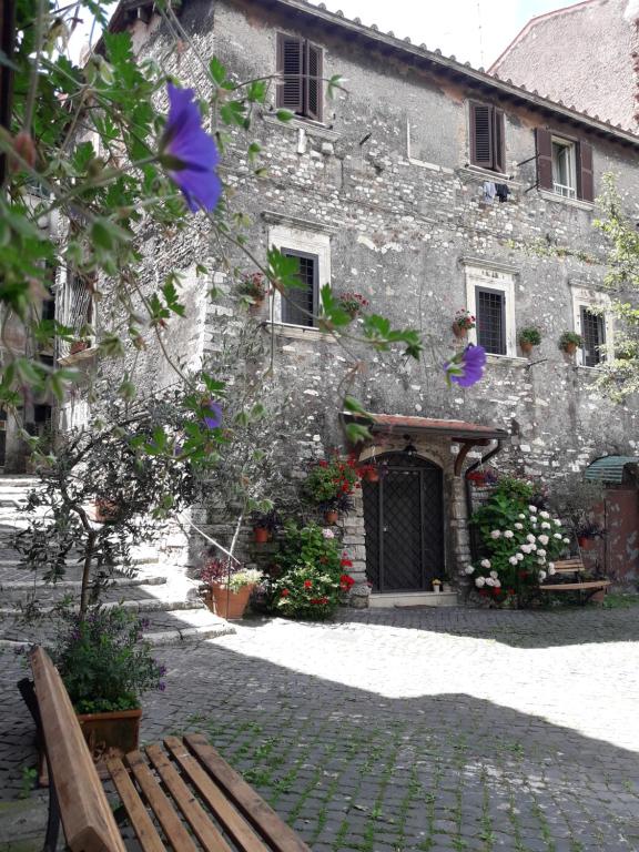 a stone building with a bench in front of it at La dimora del ghibellino in Tivoli