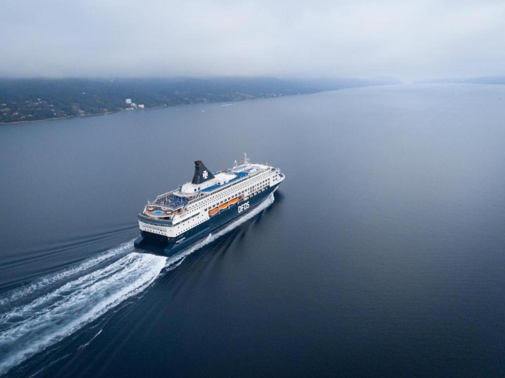 un grand navire de croisière dans l'eau dans l'établissement DFDS Ferry - Amsterdam to Newcastle, à IJmuiden