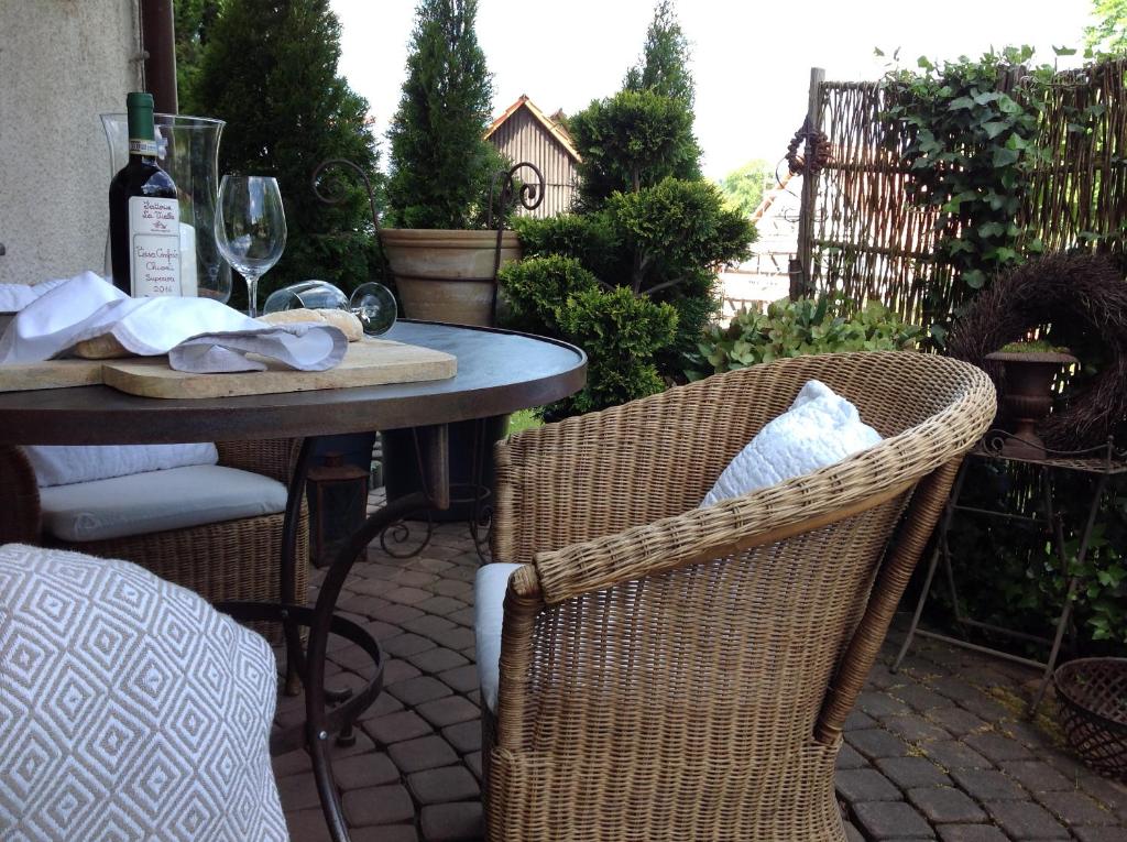 ReichelsheimにあるFerienwohnung Casa Naturaのパティオ(テーブル、椅子、ワイン1本付)