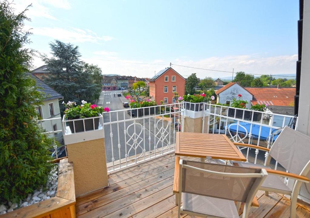 a balcony with a table and chairs on a balcony at Boardinghouse am Welzbach in Gau-Algesheim