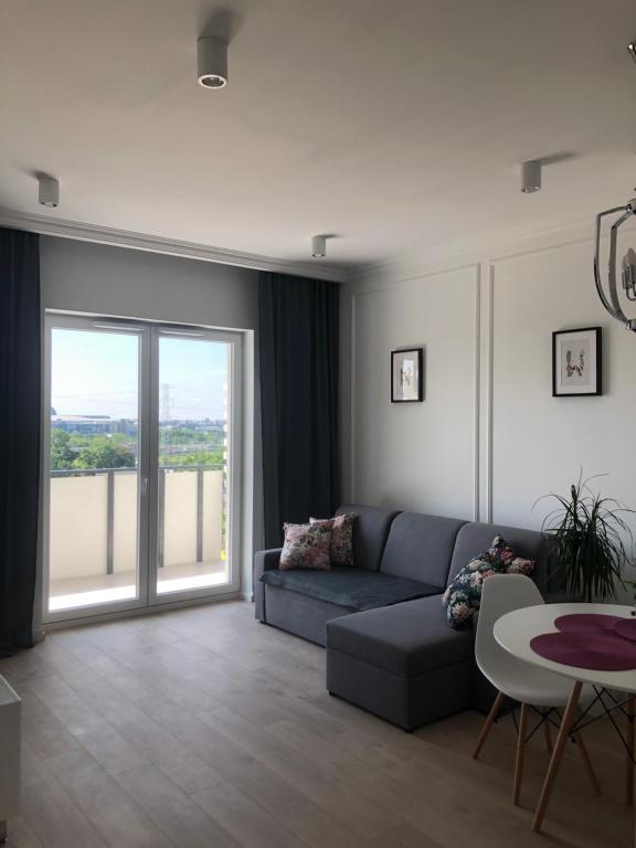 - un salon avec un canapé et une table dans l'établissement Apartament Grażyna Stańczyka, à Varsovie