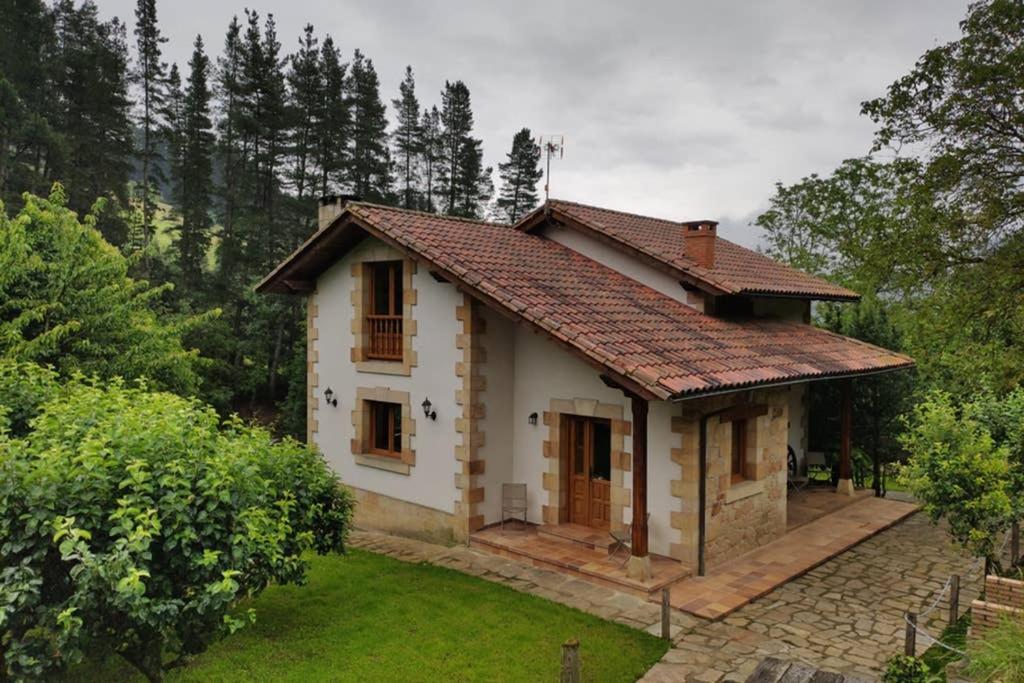 una piccola casa in mezzo a un cortile di Casa el Viñadal a Arguebanes