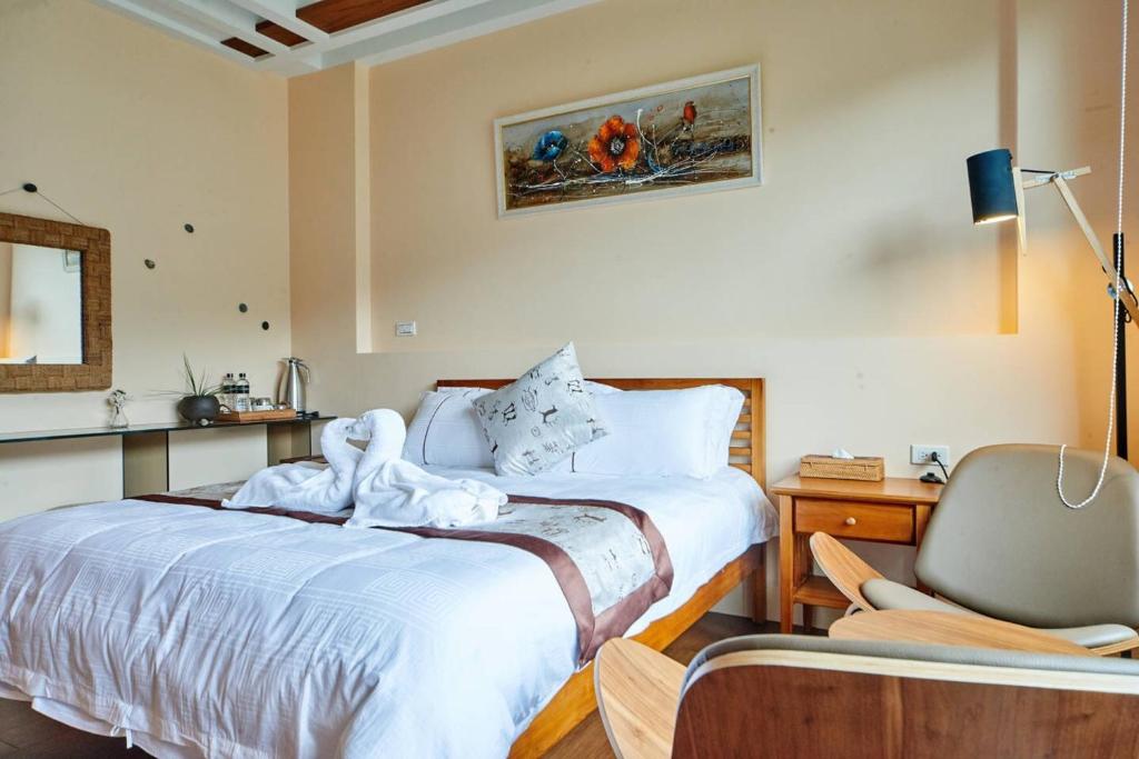 1 dormitorio con cama, escritorio y silla en Ciao Home en Toucheng