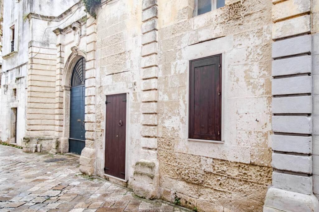 duas portas do lado de um edifício antigo em CASA FIORE em Corigliano dʼOtranto