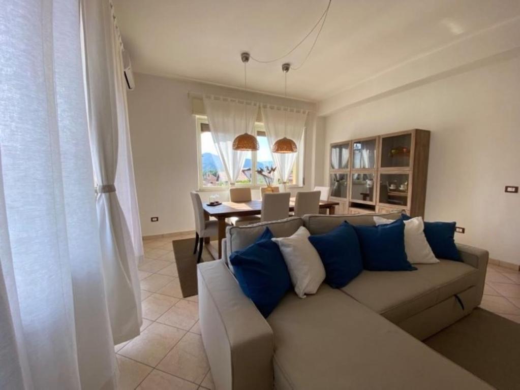 - un salon avec un canapé et une salle à manger dans l'établissement Appartamento Villa Circe, à Taormine