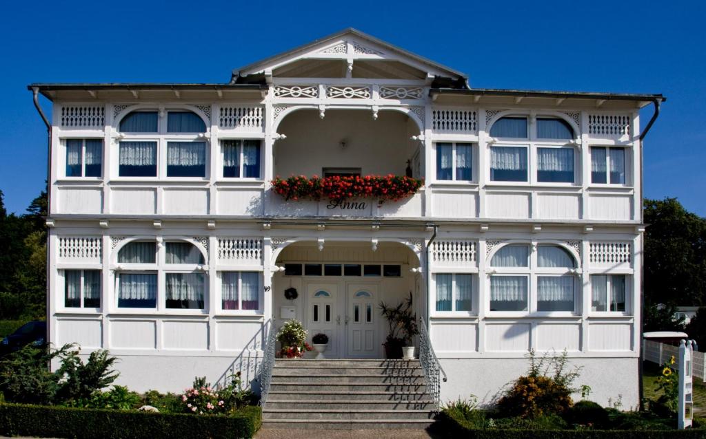 ein weißes Haus mit Blumenkästen an der Eingangstür in der Unterkunft Villa Anna in Ostseebad Sellin