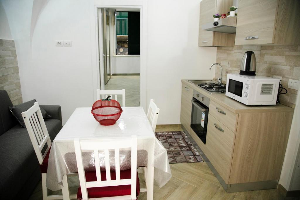 een kleine keuken met een tafel en een magnetron bij Home Maria in Napels