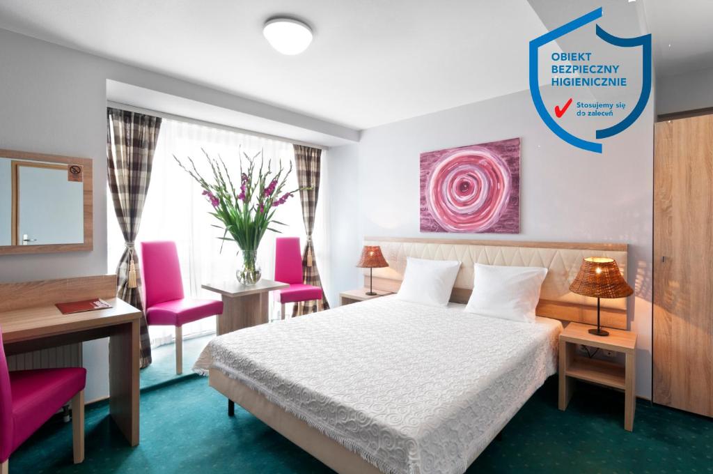 Un pat sau paturi într-o cameră la Hotel Petrus
