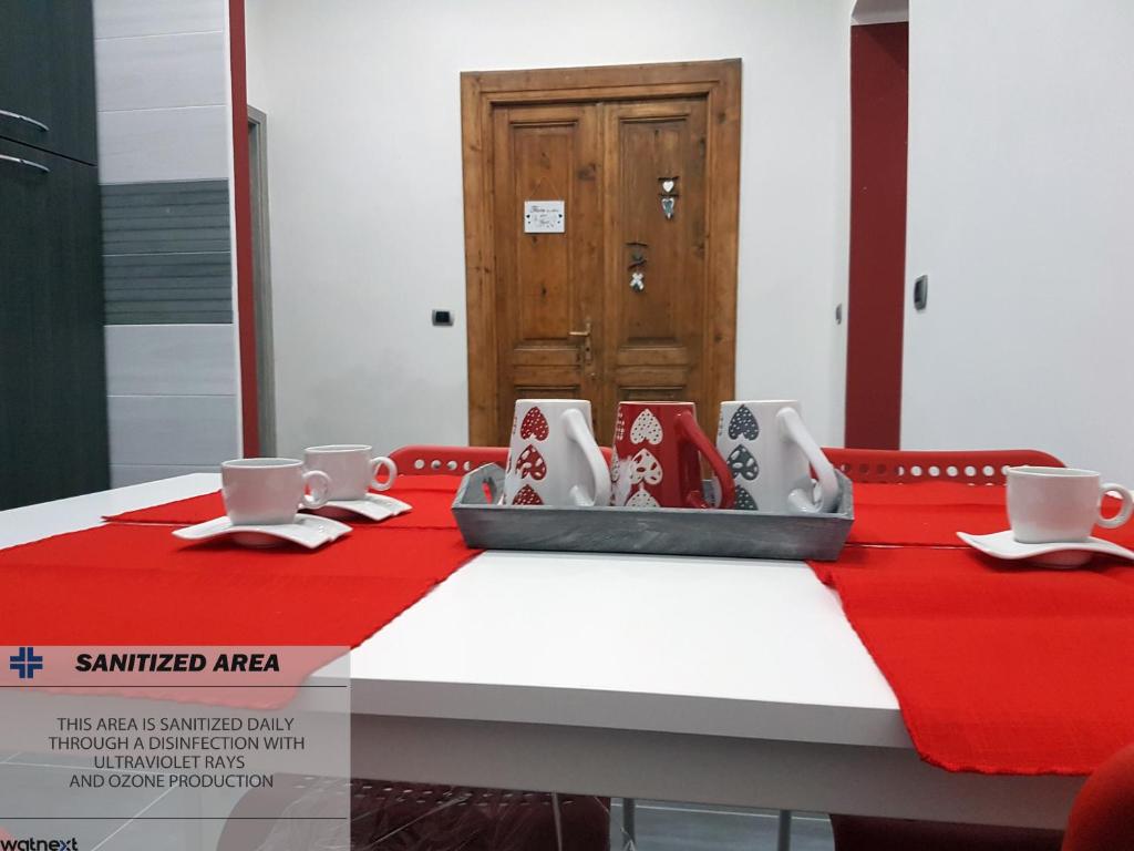 ナポリにあるMary's Roomの赤白のテーブルクロス付テーブル