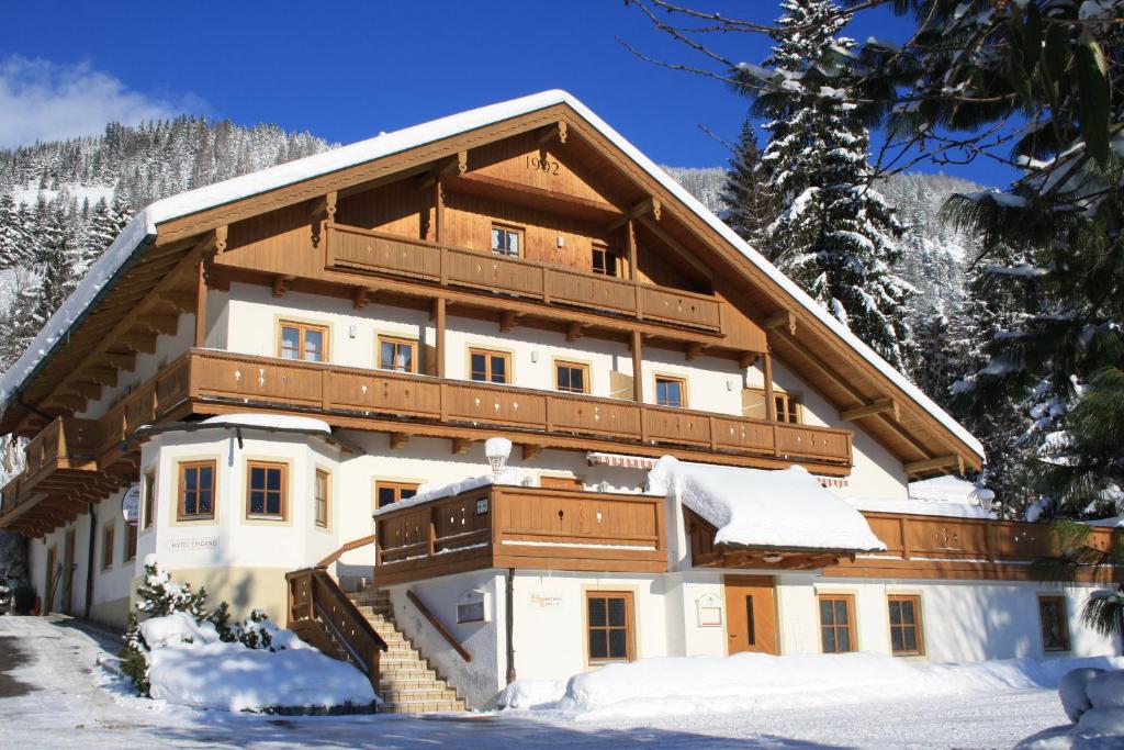 ein großes Gebäude mit Schnee davor in der Unterkunft Zur Guten Einkehr in Bayrischzell