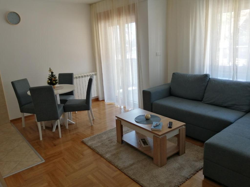 a living room with a couch and a table at Apartman Tedi in Zlatibor