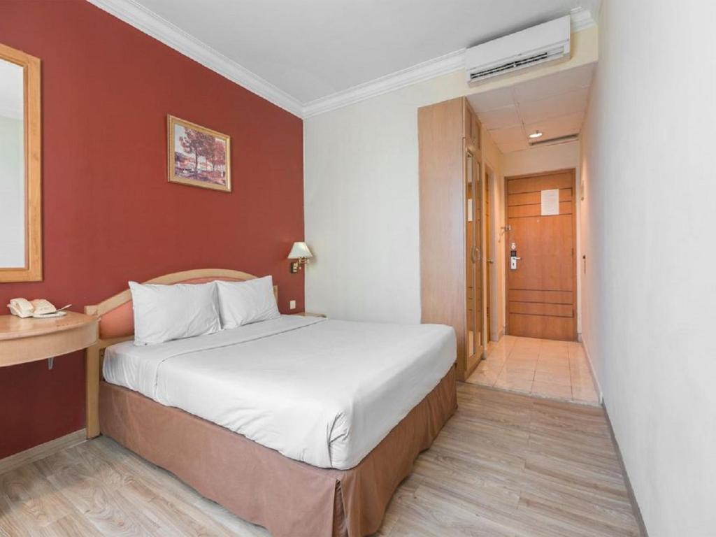 Giường trong phòng chung tại Hotel Bulevar Tanjung Duren Jakarta