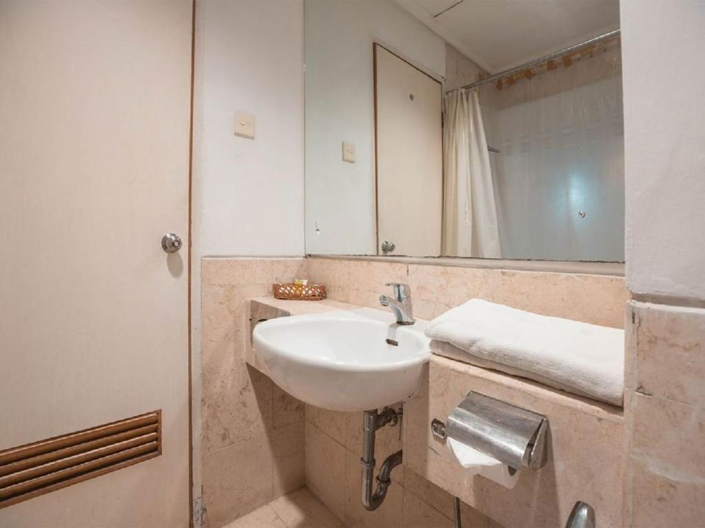 Phòng tắm tại Hotel Bulevar Tanjung Duren Jakarta