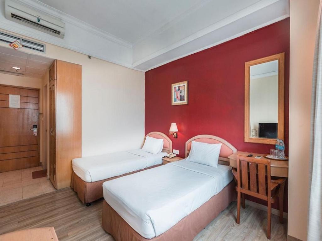 Giường trong phòng chung tại Hotel Bulevar Tanjung Duren Jakarta