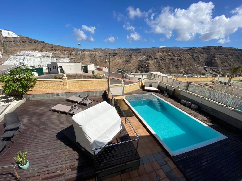 basen na szczycie budynku z górą w obiekcie Villa Happy Dreamer w mieście Puerto Rico de Gran Canaria