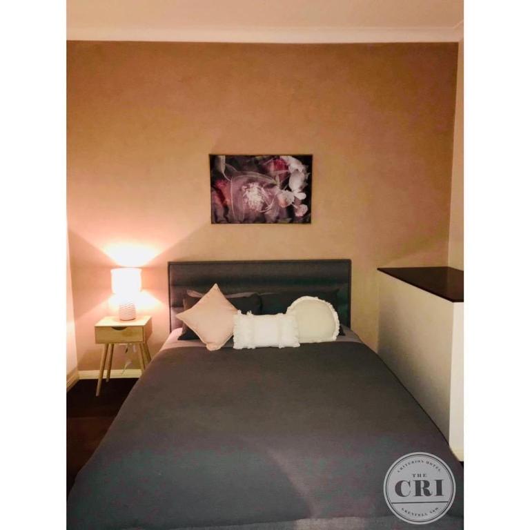 ein Schlafzimmer mit einem großen Bett mit zwei Kissen in der Unterkunft The Cri on Main in Grenfell