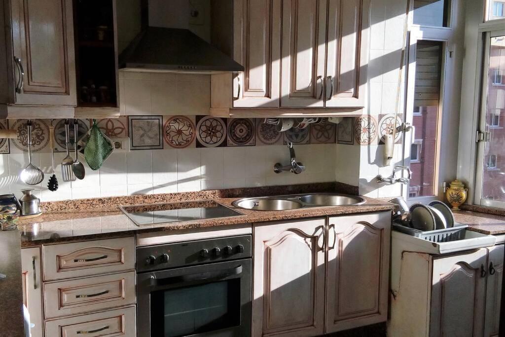 Kuchyň nebo kuchyňský kout v ubytování PISO ACOGEDOR Y ALEGRE EN CASTELLÓN