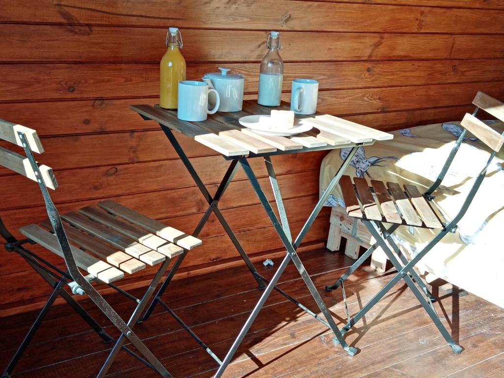 Nápoje v ubytování Wee Hoose Glamping 3