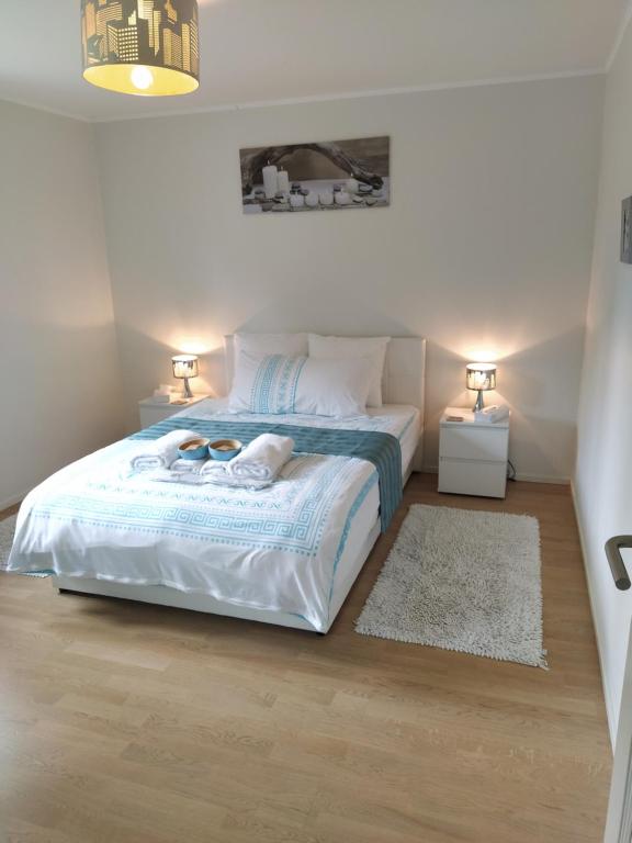 ein Schlafzimmer mit einem Bett mit zwei Handtüchern darauf in der Unterkunft Chambre Zen Et Calme in Bouveret