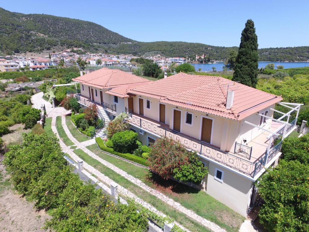 - une vue aérienne sur une villa avec une maison dans l'établissement Το Είδωλον, à Ancient Epidavros
