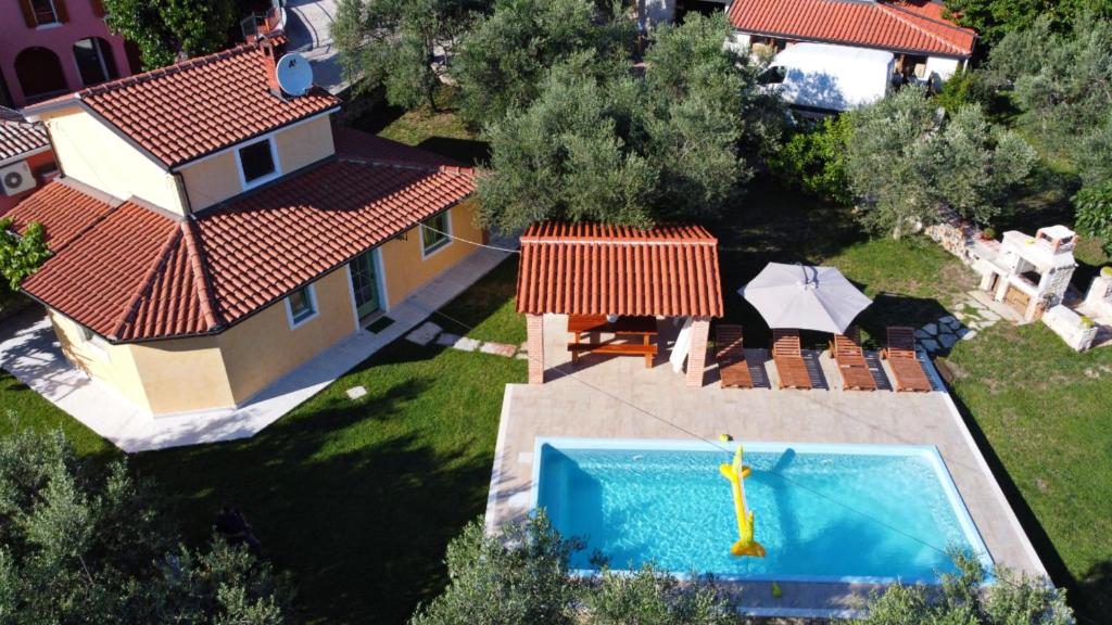 een uitzicht op een huis met een zwembad bij DAMJANIĆ HOLIDAY HOUSE in Brtonigla